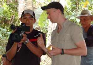  Steven Schnoor, becario postdoctoral de INSTEAD/CICADA, enseña el manejo de la cámara a un miembro de una organización asociada a INSTEAD. Playita, Urracá, Panamá