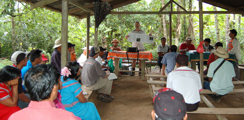 Daviken Studnicki-Gizbert, presenta el primer borrador del atlas a la comunidad. Playita, Distrito Urracá, Panamá. Abril 2015