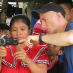Steven Schnoor, associé de recherche du CICADA, enseigne le fonctionnement des caméras à Rosa Santander. Distrito Urracá, Panama